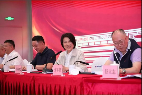 “家电不换成格力,凭什么分红” 董明珠股东会言论惹争议,婉拒签名称“我不是雷总”
